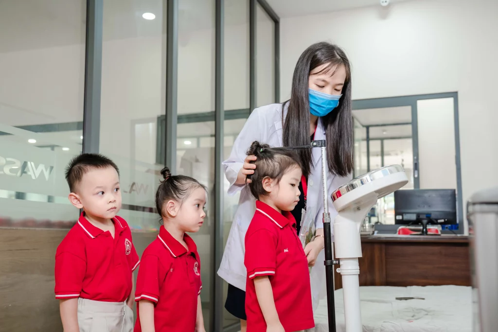 Câu chuyện cảm động từ những người tham gia thiện nguyện y tế học đường