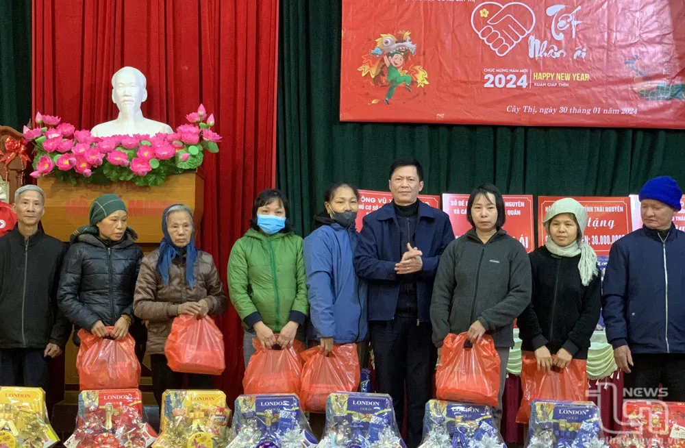 Hỗ trợ vật chất và tinh thần cho người bệnh và gia đình