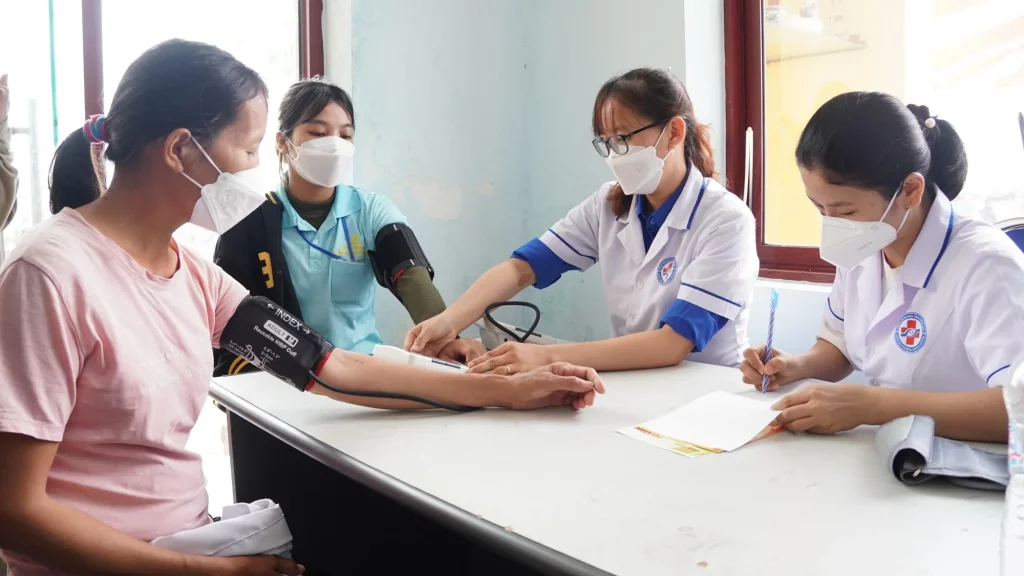 Hỏi thông tin từ các cơ sở y tế địa phương