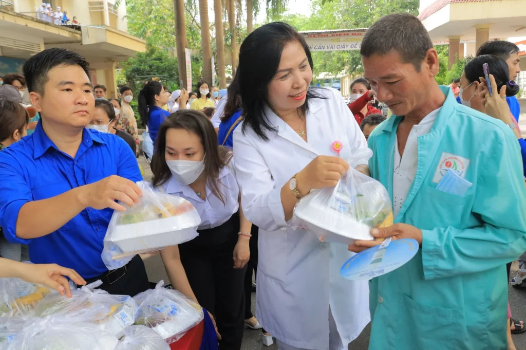 Quyên góp cho các quỹ hỗ trợ bệnh nhân nghèo