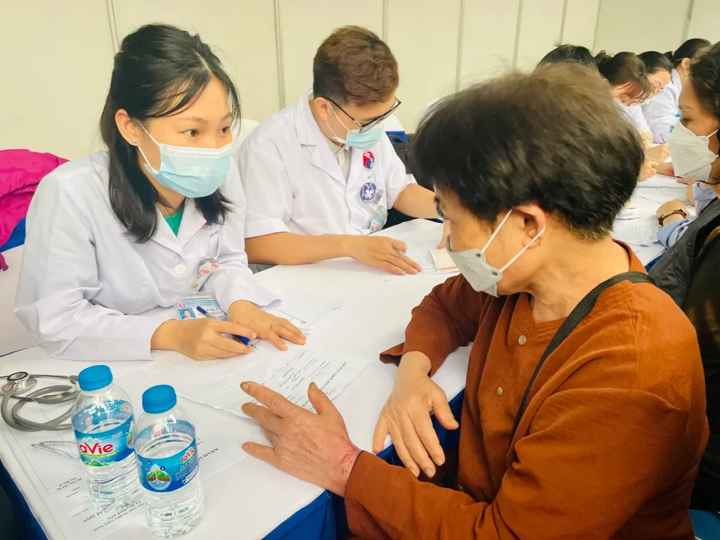 Tại sao khám sức khỏe định kỳ lại quan trọng đối với người già?