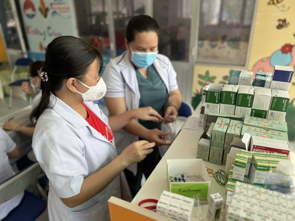 cấp phát thuốc miễn phí cho người nghèo